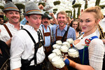 Посетители крупнейшего фестиваля пива Oktoberfest в Мюнхене, 21 сентября 2024 года