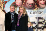 Телеведущий Валдис Пельш с супругой Светланой и сыном Эйнером на премьере анимационного фильма «Савва. Сердце воина»