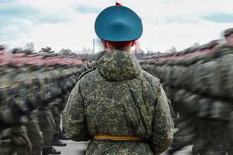 Участники пеших колонн парадного расчета войск Московского гарнизона Центрального военного округа во время тренировки военного парада, посвященного 71-й годовщине Победы в Великой Отечественной войне, на подмосковном полигоне в Алабино