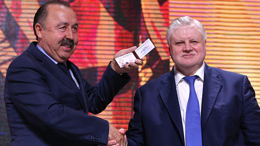 Член партии «Справедливая Россия» Валерий Газзаев и председатель партии «Справедливая Россия» Сергей Миронов (слева направо)