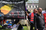 Протестующие перед выступлением президента США Дональда Трампа в Варшаве, 6 июля 2017 года