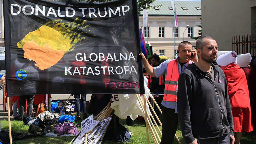 Протестующие перед&nbsp;выступлением президента США Дональда Трампа в&nbsp;Варшаве, 6&nbsp;июля 2017&nbsp;года