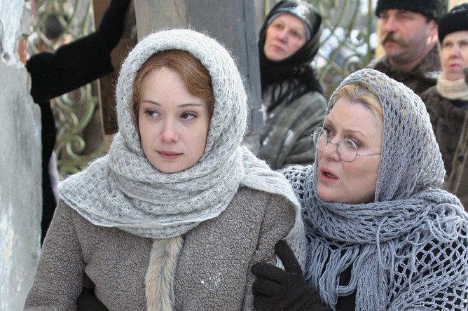 Актрисы Чулпан Хаматова (в роли Лары) и Галина Польских во время съемок фильма Александра Прошкина «Доктор Живаго» по роману Бориса Пастернака в селе Великое. Галина Польских в картине играет 3 роли: жену управляющего, библиотекаря и монахиню, 2005 год