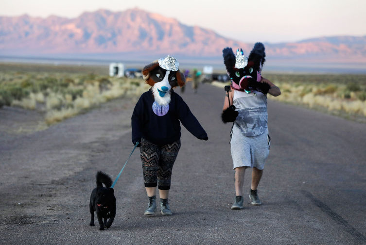 Люди в&nbsp;костюмах перед&nbsp;началом штурма &laquo;Зоны 51&raquo; в&nbsp;пустыне Невады, сентябрь 2019 года