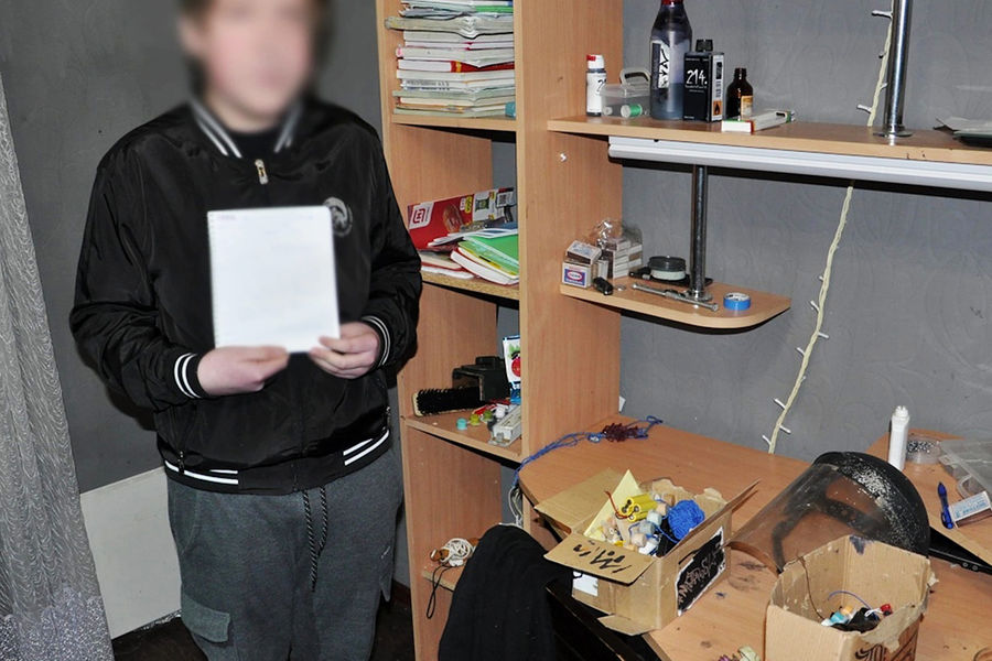 Учащийся одного из лицеев города Сочи, задержанный сотрудниками ФСБ РФ по подозрению в намерениях изготовить взрывчатое вещество и совершить нападение на одноклассников, 24 марта 2021 года