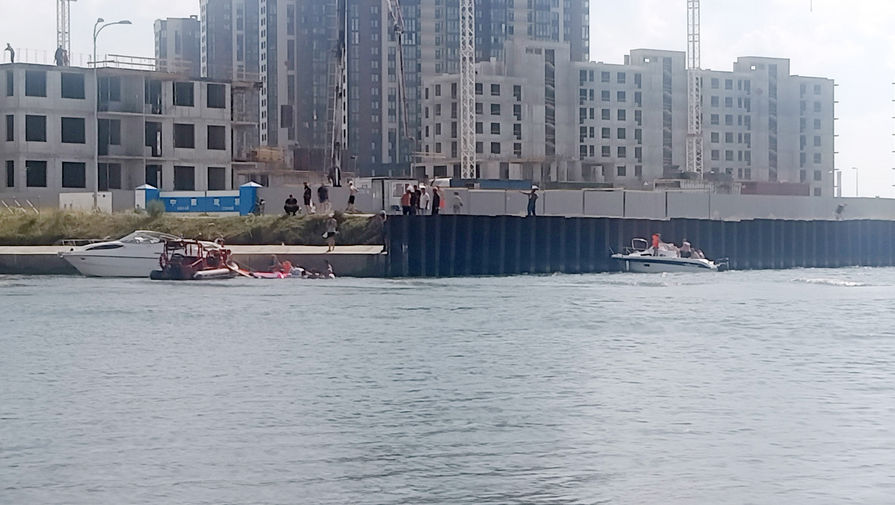 В больнице умер один из пассажиров опрокинувшейся в Петербурге лодки