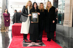 Актрисы Лора Дерн, Кортни Кокс, Дженнифер Энистон и Лиза Кудроу на церемонии открытия звезды Кортни Кокс на «Аллее славы» в Голливуде, 2023 год 
