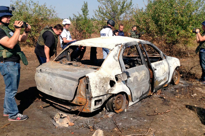 Сгоревший автомобиль на месте гибели фотокорреспондента Андрея Стенина