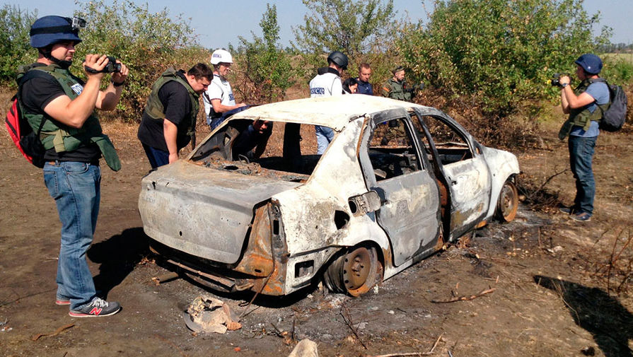 Сгоревший автомобиль на&nbsp;месте гибели фотокорреспондента Андрея Стенина
