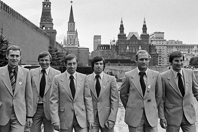 Хоккеисты сборной СССР (слева направо) Александр Пашков, Геннадий Цыганков, Борис Михайлов, Валерий Харламов, Владимир Петров и Владислав Третьяк после вручения высоких наград в Кремле, 1978 год