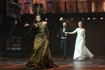 Актеры после показа мюзикла «Анна Каренина» в театре «Московская оперетта» в Москве
