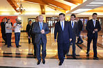 Президент РФ Владимир Путин и председатель Китайской Народной Республики Си Цзиньпин (справа на первом плане) во время встречи в отеле «Тадж Экзотик» индийского штата Гоа