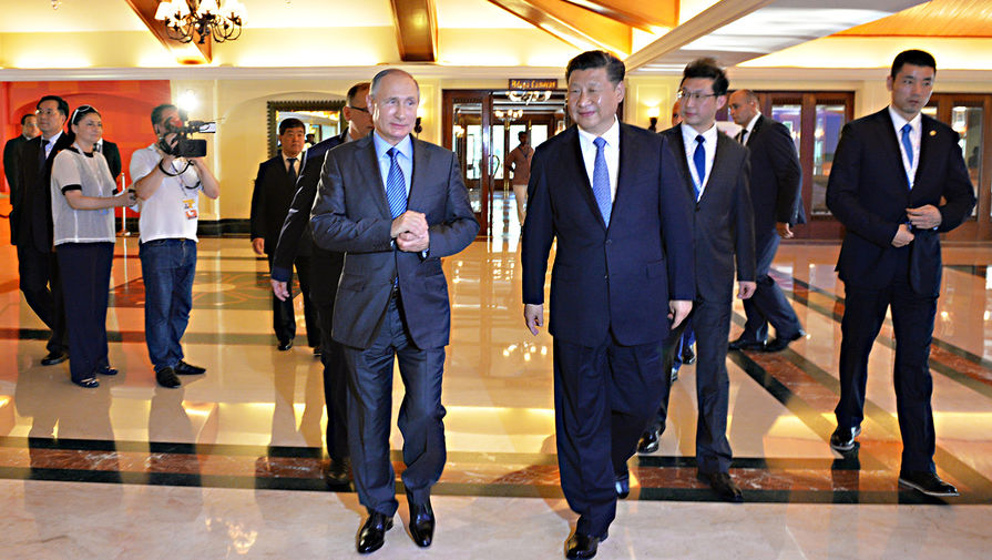 Президент РФ Владимир Путин и председатель Китайской Народной Республики Си Цзиньпин (справа на первом плане) во время встречи в отеле «Тадж Экзотик» индийского штата Гоа