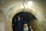 Дмитрий Медведев во время посещения храма Гроба Господня в Иерусалиме