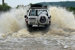Автомобиль на затопленной дороге в селе Кроуновка в Уссурийском городском округе