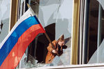 Флаг России в одном из окон Белого дома, 4 октября 1993 года