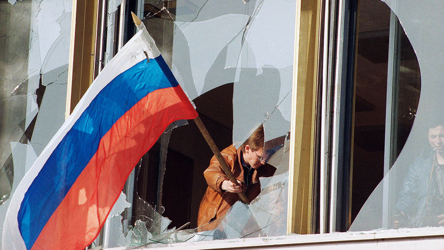 Флаг России в одном из окон Белого дома, 4 октября 1993 года