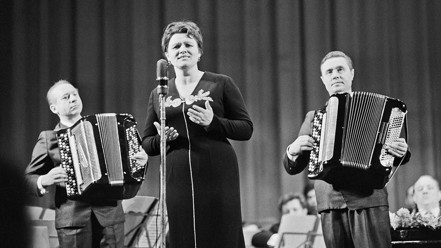 Людмила Зыкина выступает в&nbsp;сопровождении оркестра, 1967 год