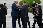 Во время встречи президента США Дональда Трампа и лидера КНДР Ким Чен Ына, 30 июня 2019 года