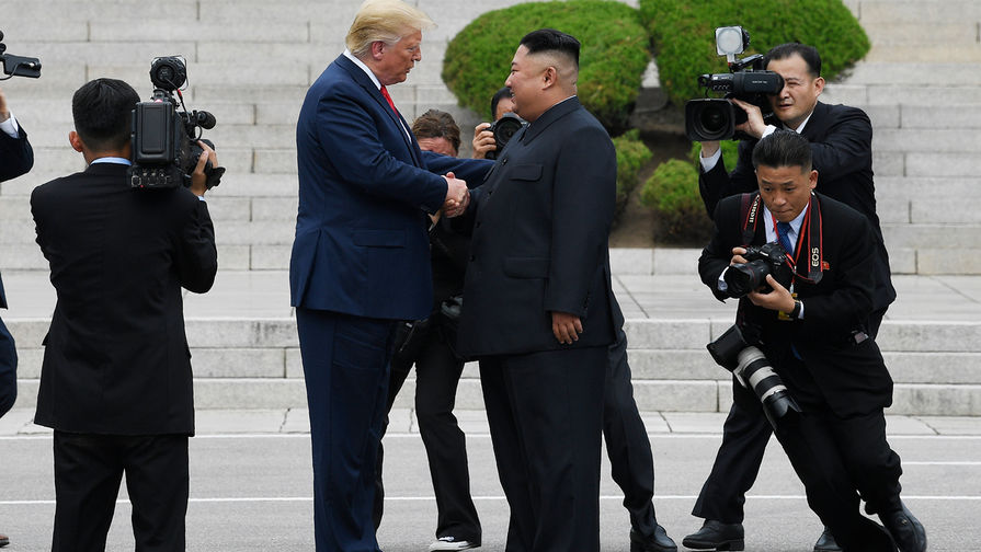 Во время встречи президента США Дональда Трампа и лидера КНДР Ким Чен Ына, 30 июня 2019 года