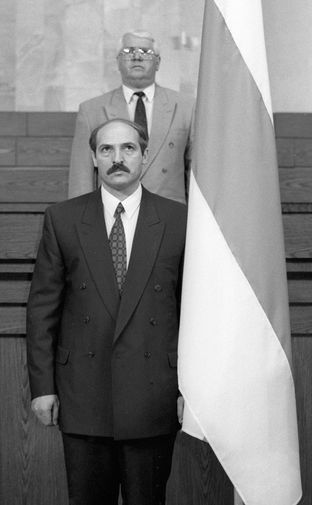 Президент Белоруссии Александр Лукашенко приносит присягу на&nbsp;заседании специальной сессии республиканского парламента, 1994 год 