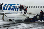 Пассажиры выбираются из самолета, совершившего жесткую посадку в аэропорту Усинска, 9 февраля 2020 года