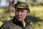 Владимир Путин во время прогулки в тайге, сентябрь 2021 года