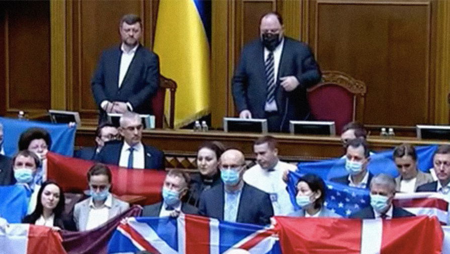 Депутатов Рады с флагами США и Британии попросили перестать говорить на английском