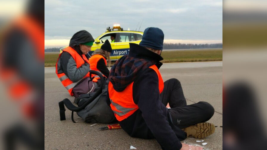 Экоактивисты приклеили себя к летным полям аэропортов в Берлине и Мюнхене