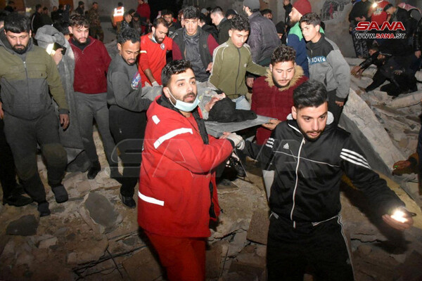 Люди на&nbsp;месте разрушенного здания из-за землетрясения в&nbsp;сирийском городе Хама, 6&nbsp;февраля 2023&nbsp;года 