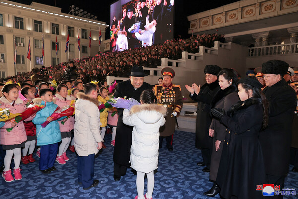 Дети дарят цветы Ким Чен Ыну во время военного парада в&nbsp;честь 75-летия Корейской народной армии на&nbsp;площади Ким Ир Сена в&nbsp;Пхеньяне, Северная Корея, 8&nbsp;февраля 2023&nbsp;года