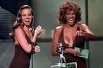 Певицы Мэрайя Кэри и Уитни Хьюстон на сцене в одинаковых платьях, таким образом опровергая слухи о вражде между ними, 1998 год 