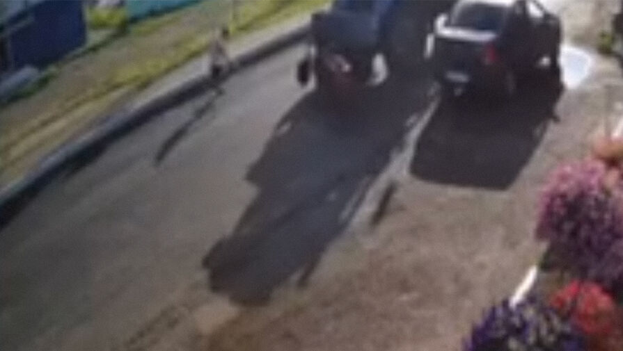 Пьяный россиянин переходил дорогу, потерял равновесие и оказался под колесами трактора