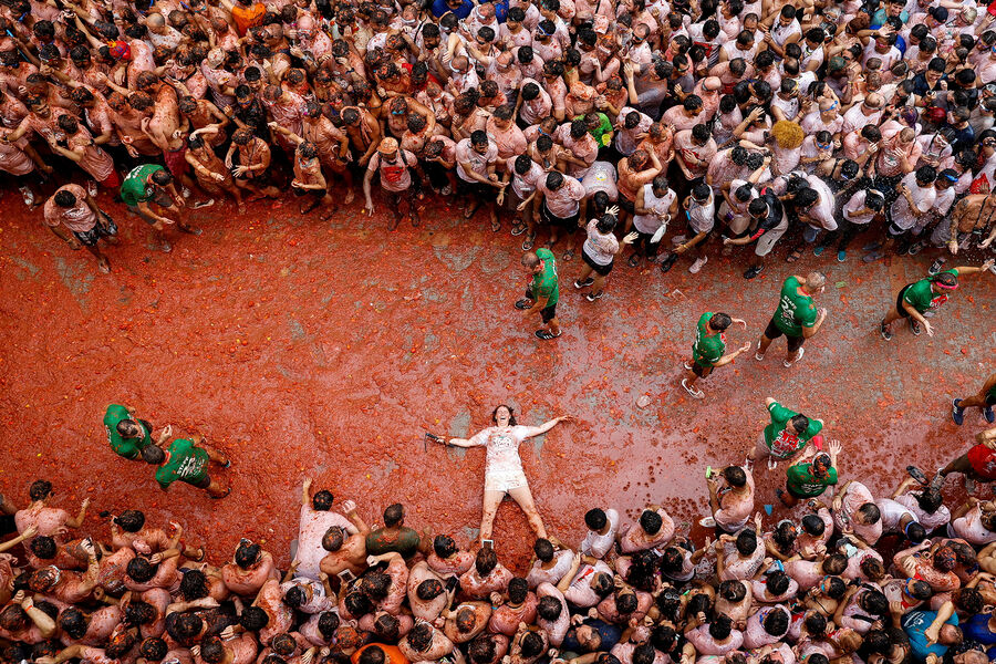 В Испании провели ежегодный фестиваль битвы томатов La Tomatina - Газета.Ru