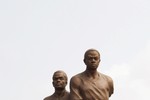 Скульптура футболистов перед входом на арену в Либревилле