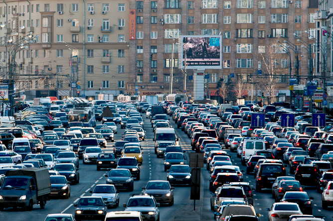 Передвигаться по Москве на автомобиле с каждым днем становится сложнее