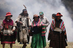 Боливийские аборигены собрались на острове в священном озере Титикака, чтобы отпраздновать наступление нового цикла времен