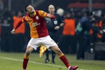 Бурак Йылмаз празднует гол в ворота «Шальке»