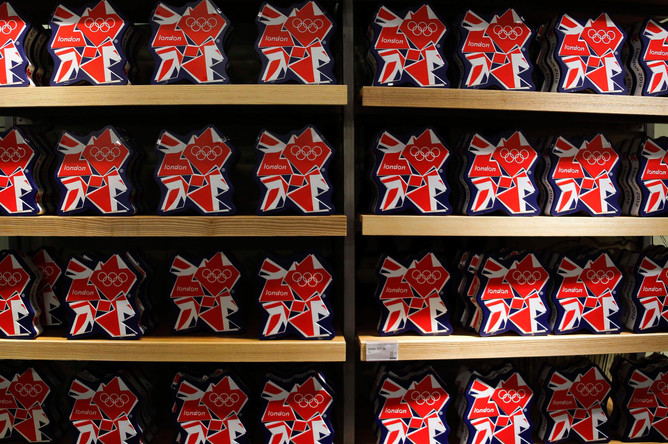 Олимпийские сувениры в одном из магазинов в центре Лондона