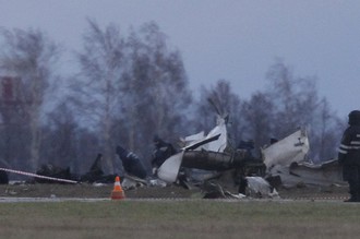 Обломки пассажирского самолета Boeing 737 в аэропорту Казани