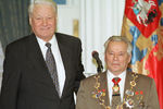 Борис Ельцин вручил орден Святого Апостола Андрея Первозванного Михаилу Калашникову. 1998 год