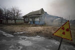 Одна из покинутых деревень в районе Чернобыльской АЭС сносится из-за поражения радиацией