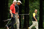 Билл Клинтон и президент США Барак Обама на поле для гольфа