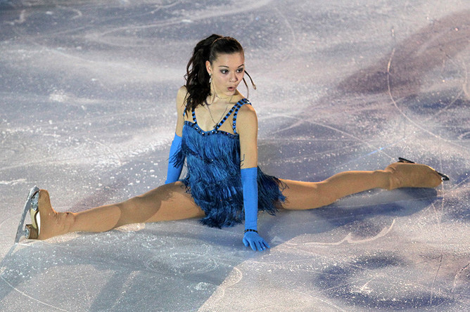 Аделина Сотникова во время показательного выступления на чемпионате Европы по фигурному катанию в Загребе, 2013 год