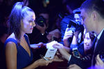 Актриса Саша Грей раздает автографы на премьере фильма «Открытые окна» в Москве