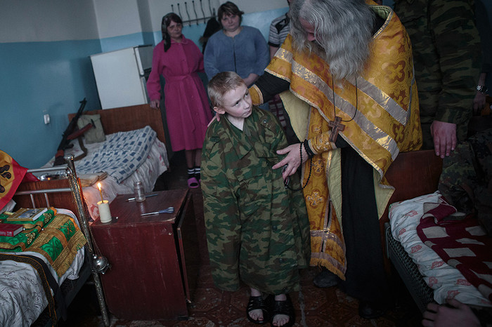 Сын полка Сергей Бурцев во время обряда крещения в&nbsp;госпитале Горловки Донецкой области
