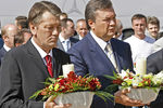 Президент Украины Виктор Ющенко и премьер-министр Украины Виктор Янукович несут поминальные свечи к памятнику жертвам голода 1932–1933 годов по случаю Дня независимости страны, 2006 год