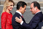 Президент Мексики Пеньи Ньето с супругой и президент Франции Франсуа Олланд во время празднования Дня взятия Бастилии 