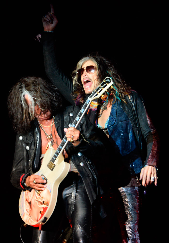 Гитарист Джо Перри и вокалист Aerosmith Стивен Тайлер на концерте в Москве