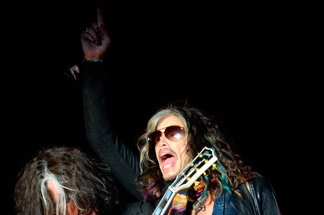 Гитарист Джо Перри и вокалист Aerosmith Стивен Тайлер на концерте в Москве